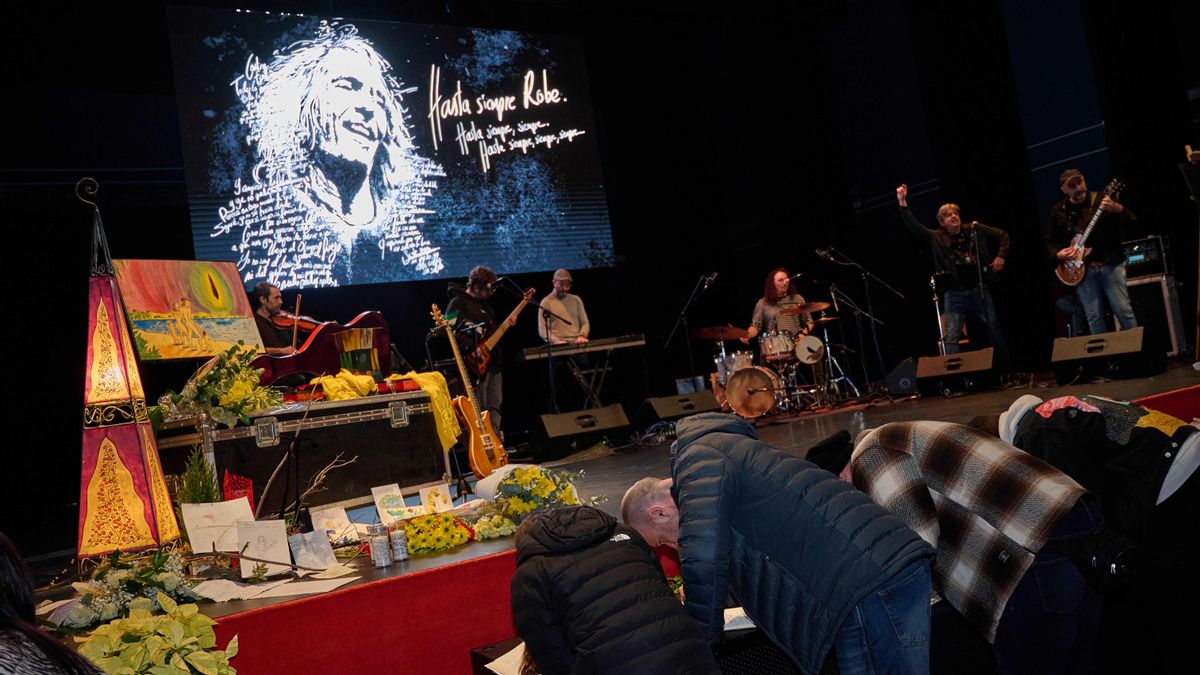 Miles de personas despiden a Robe en un sentido homenaje en Plasencia: “Hasta siempre, siempre, siempre”