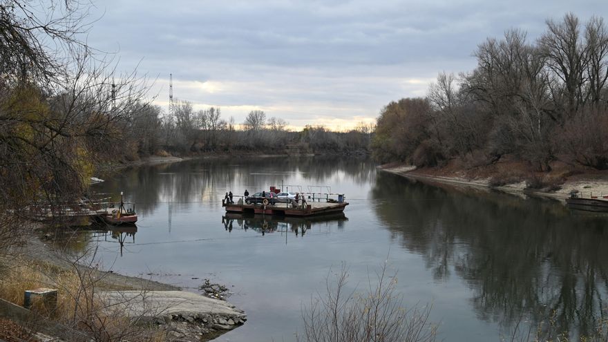 Vista del río Dniéster, que separa Transnistria de Moldavia, y el cruce de coches y viandantes entre una orilla y otra abordo de una barcaza. EFE/ Ignacio Ortega