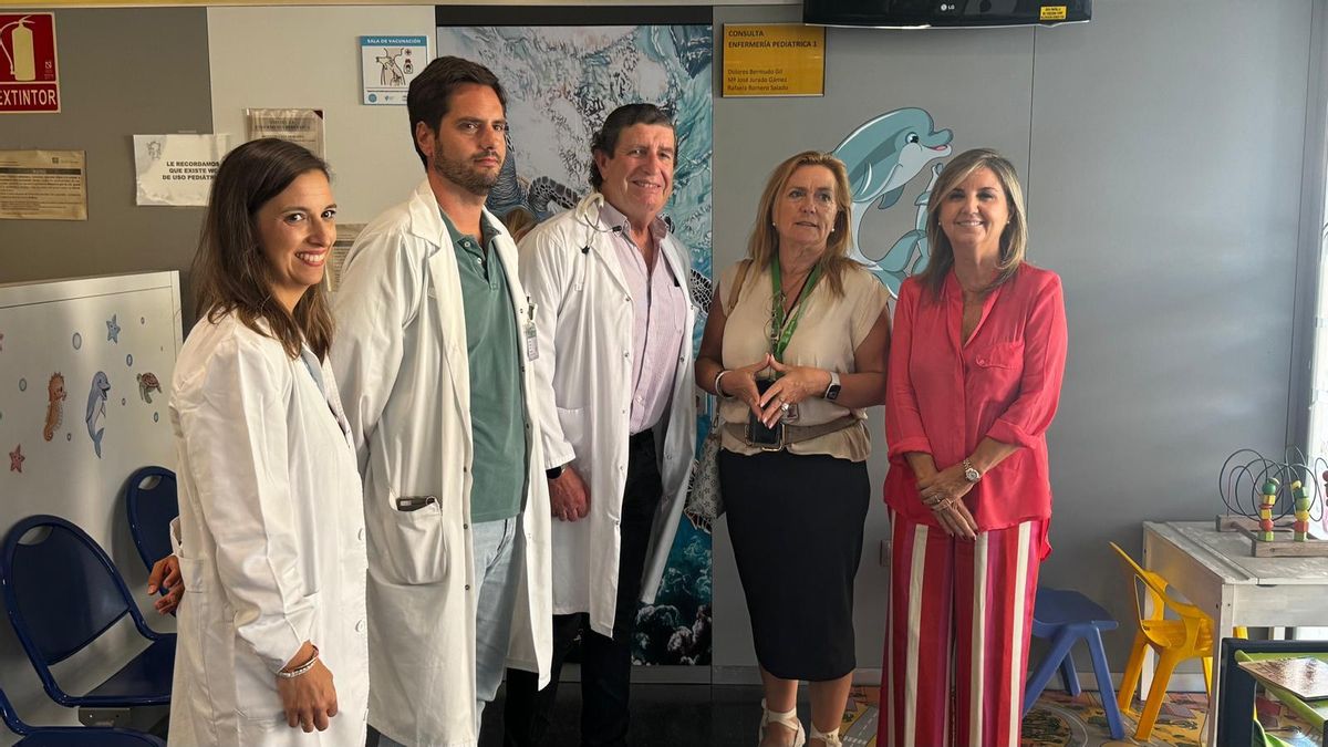 Autoridades y personal médico en el inicio de la campaña contra la bronquiolitis.
