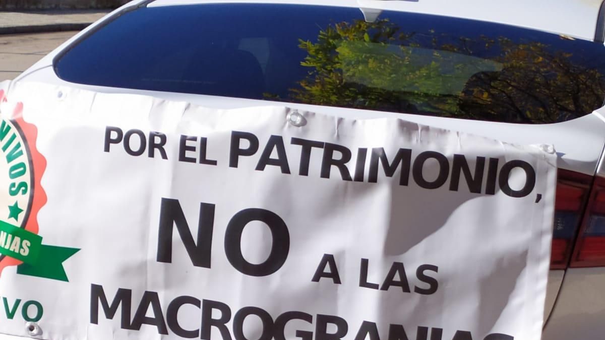 Cientos de coches toman la ciudad de Cuenca para clamar contra las macrogranjas: "Ni en tu pueblo ni en el mío”