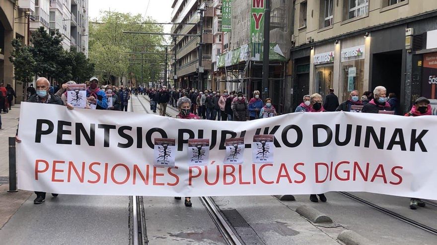 Los pensionistas de Álava se manifiestan en Vitoria para denunciar el deterioro del servicio bancario