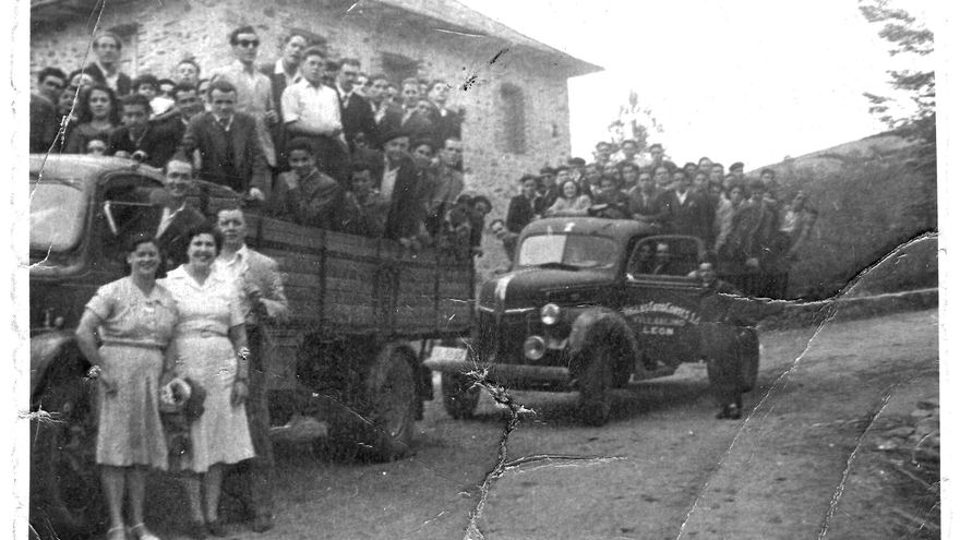 Así se viajaba hasta Teverga para jugar y ver jugar al fútbol.