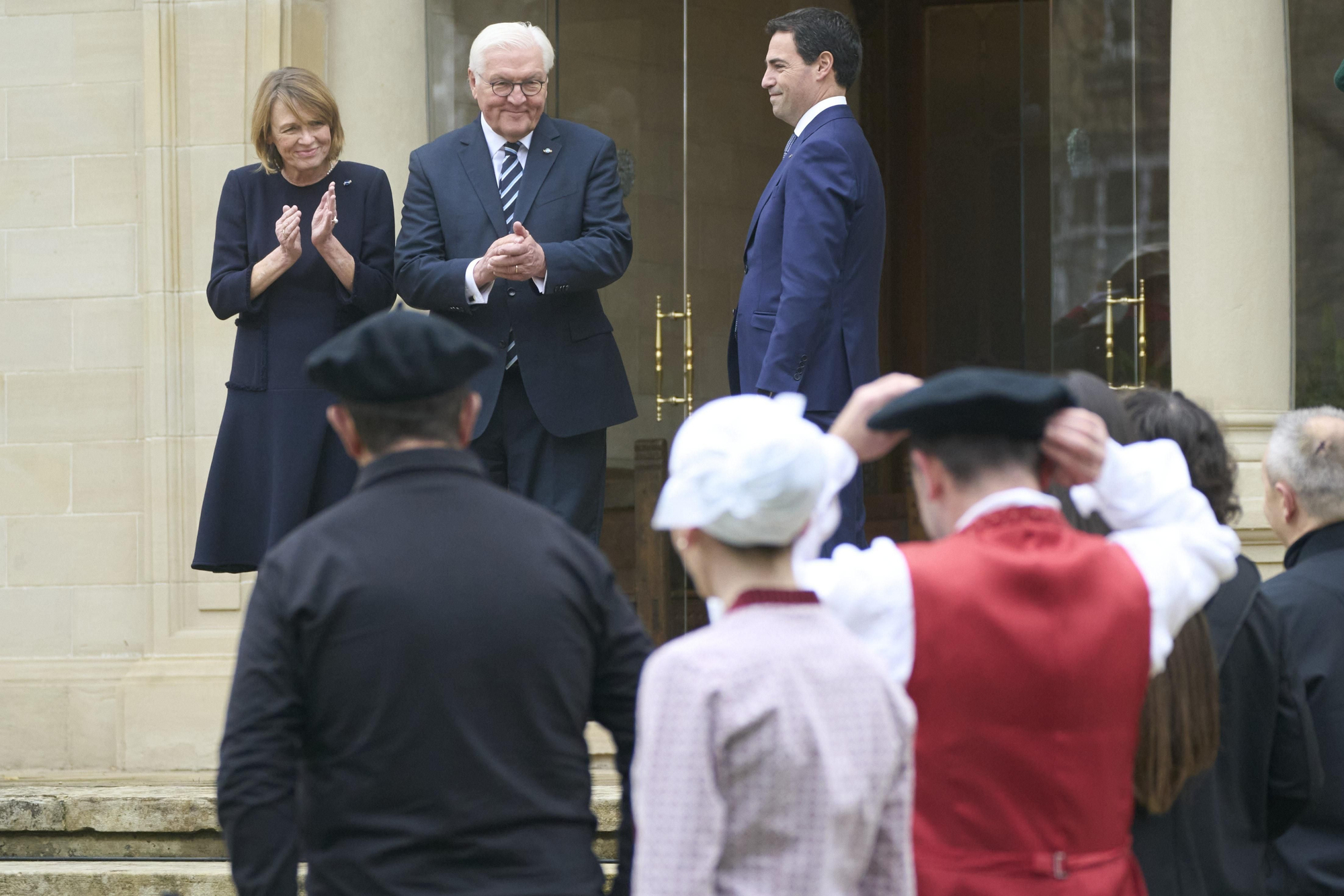 Aplausos a los 'dantzaris' de Ajuria Enea