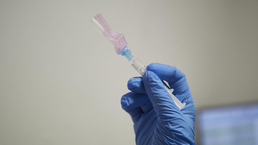 Archivo - Una sanitaria con la vacuna de AstraZeneca.