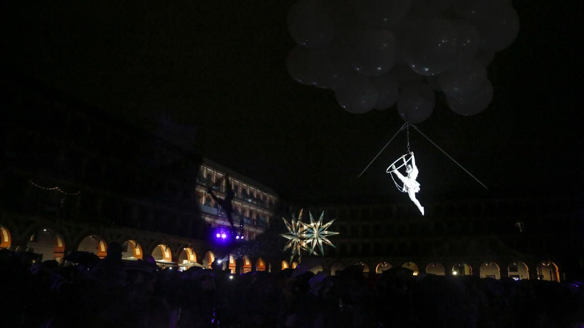 Espectáculo aéreo en la plaza de la Corredera