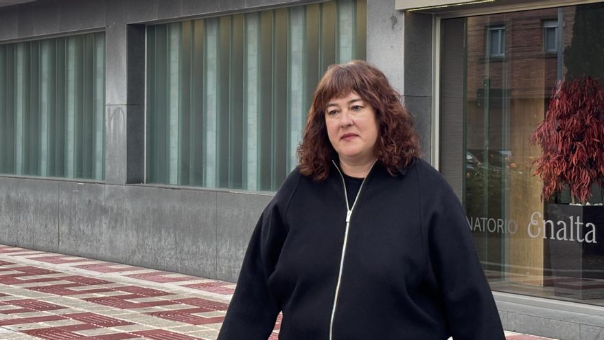 La secretaria general de EA, Eva Balnco, este martes en el tanatorio de Pamplona donde está instalada la capilla ardiente de Carlos Garaikoetxea.
