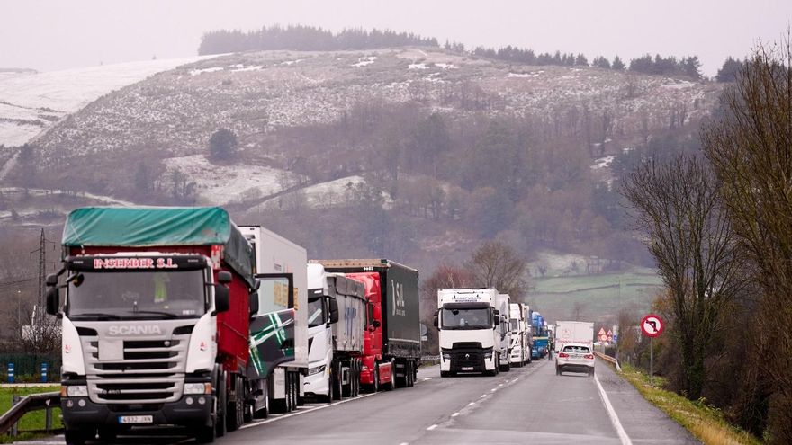 Archivo - Convoy de camiones por la A-67.- Archivo