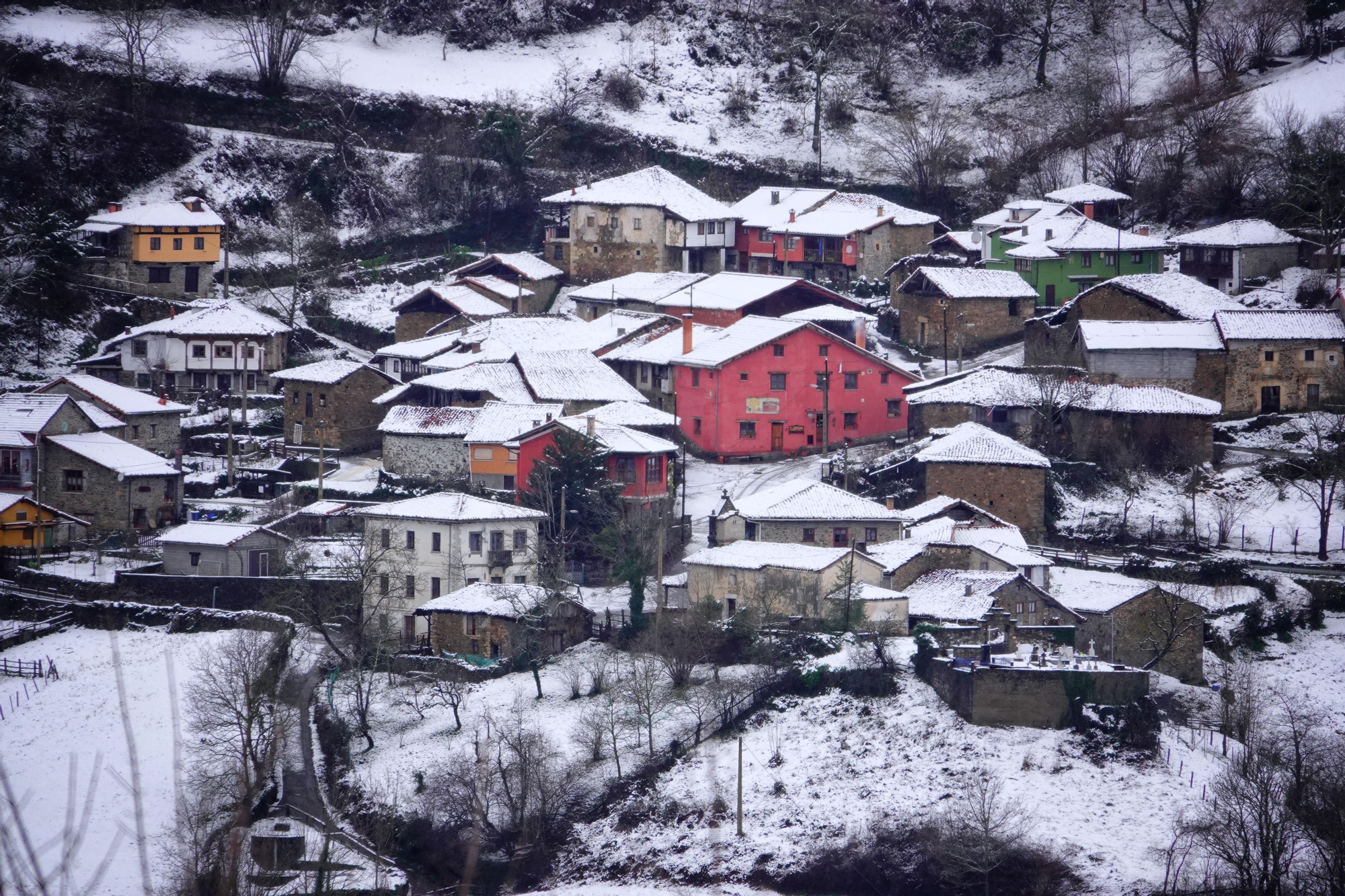 Vista general de Ponga, en Asturias, donde la nieve cubre los tejados de las casas