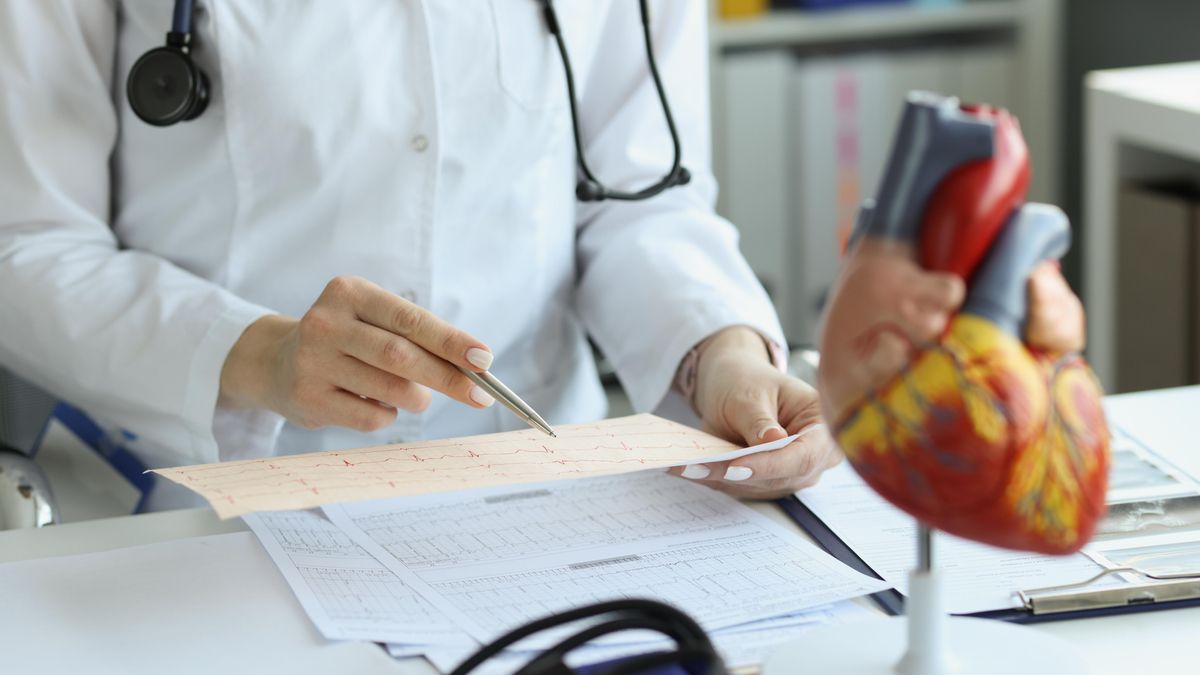 Cardióloga sosteniendo un electrocardiograma