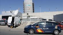 La policía frente a la sede de Canal 9 en Burjassot