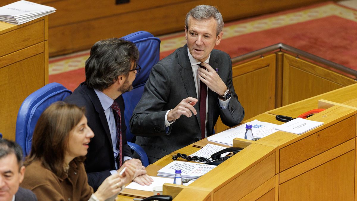 El presidente de la Xunta d eGalicia, Alfonso Rueda (derecha), este miércoles en el Parlamento de Galicia