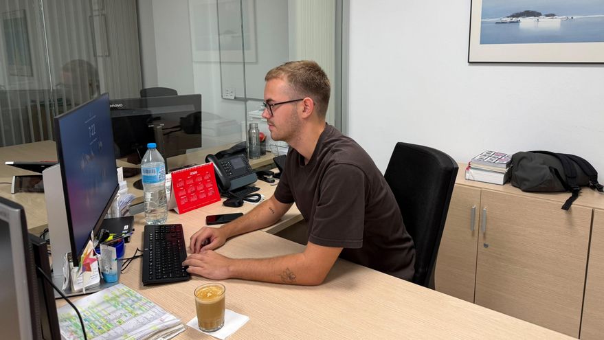 Alberto Navarro estudia Turismo y Administración de Empresas y trabaja como auxiliar administrativo.