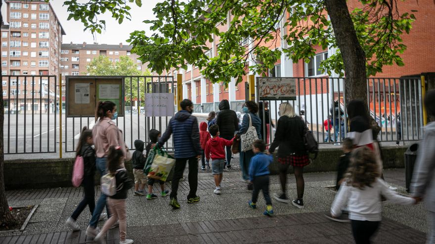 Padres y alumnos a las puertas del CEIP Umandi en el primer día del curso escolar 2020-2021, en Vitoria-Gasteiz