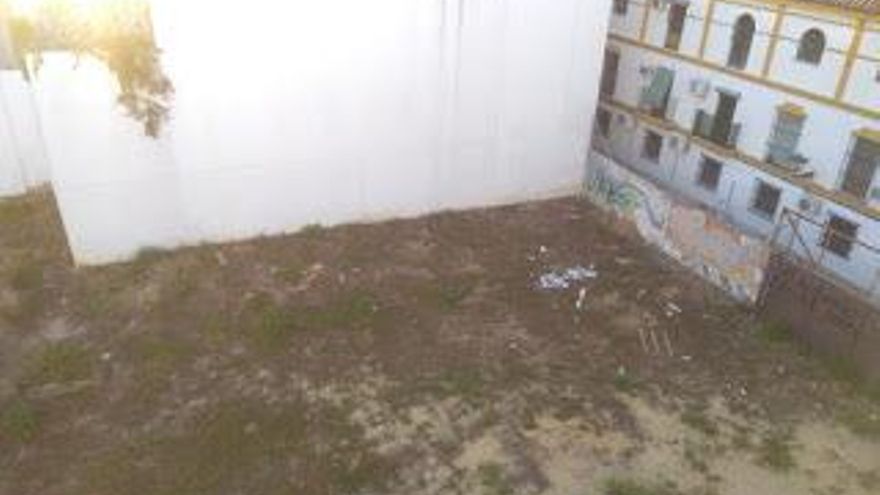 El solar tiene unos 2.400 metros cuadrados de superficie en la zona de San Luis.