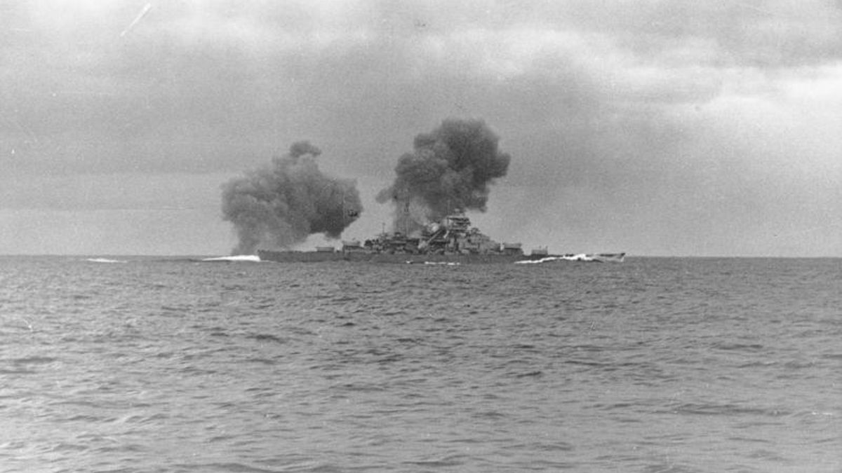 Bismarck dispara contra el acorazado británico HMS Prince of Wales en el estrecho de Dinamarca, 24 de mayo de 1941.