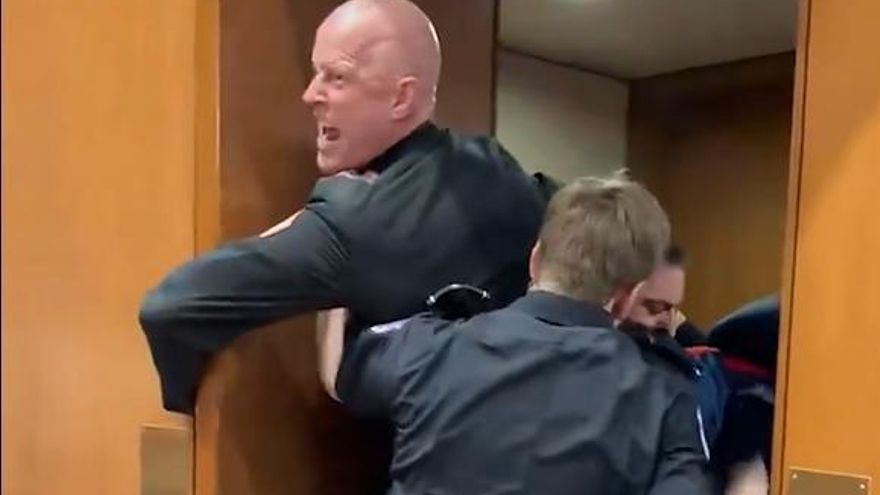 La policía y un senador republicano rompe el brazo de un antiguo marine que protestaba contra la guerra de Irán en el Senado