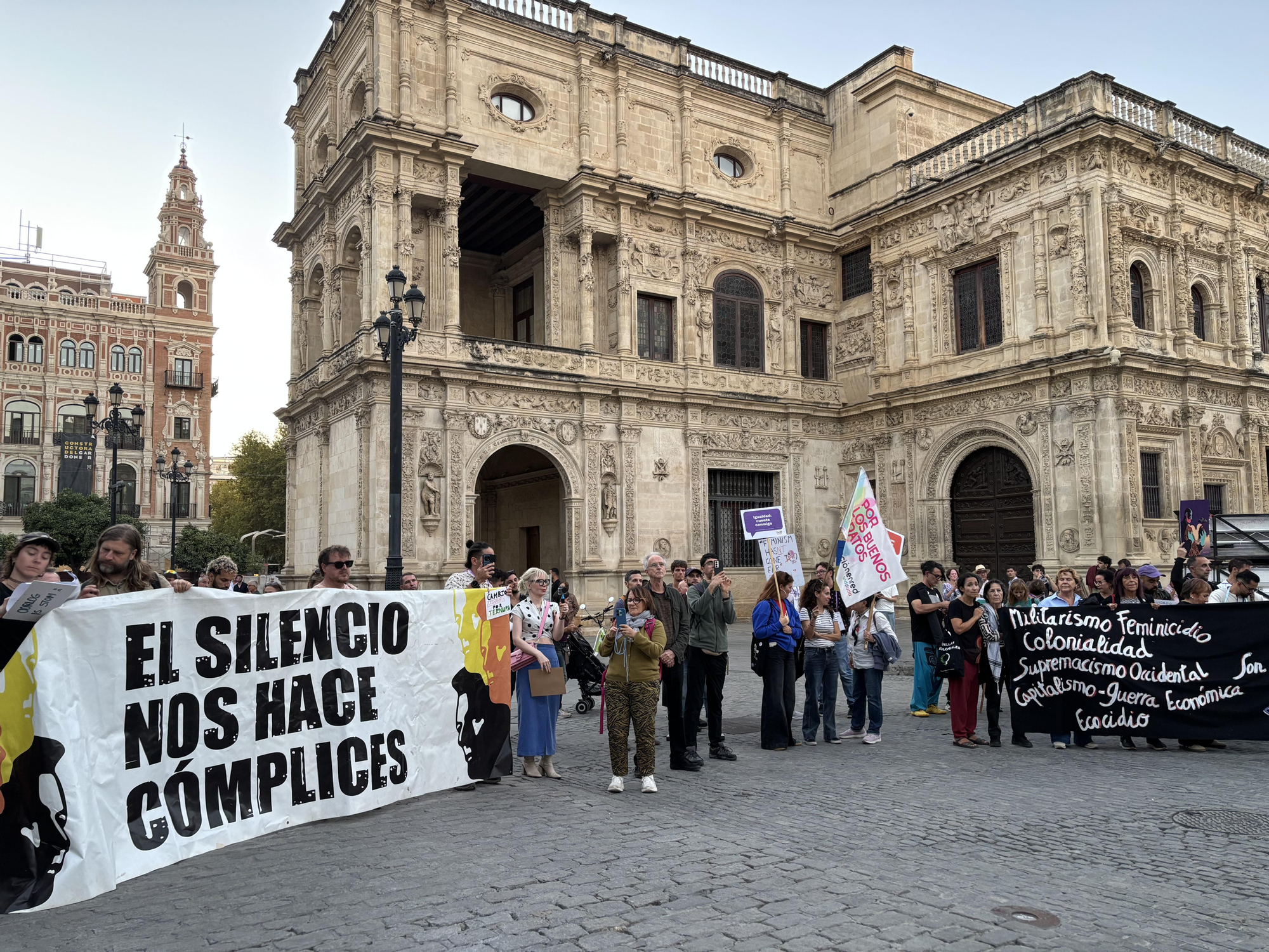 Los manifestantes, con sus pancartas desplegadas en la Plaza de San Francisco.