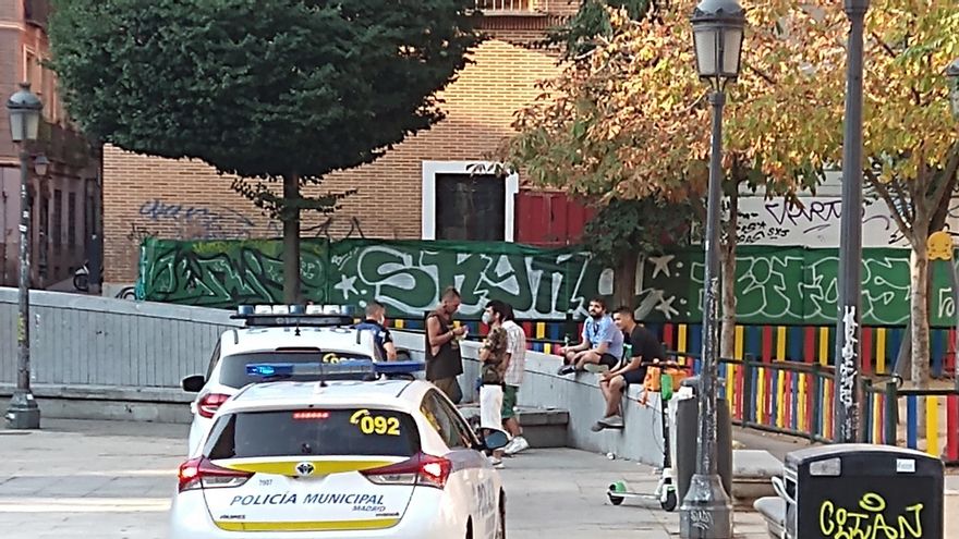 Más botellón y ruido en Malasaña, con agresiones a la policía en Comendadoras