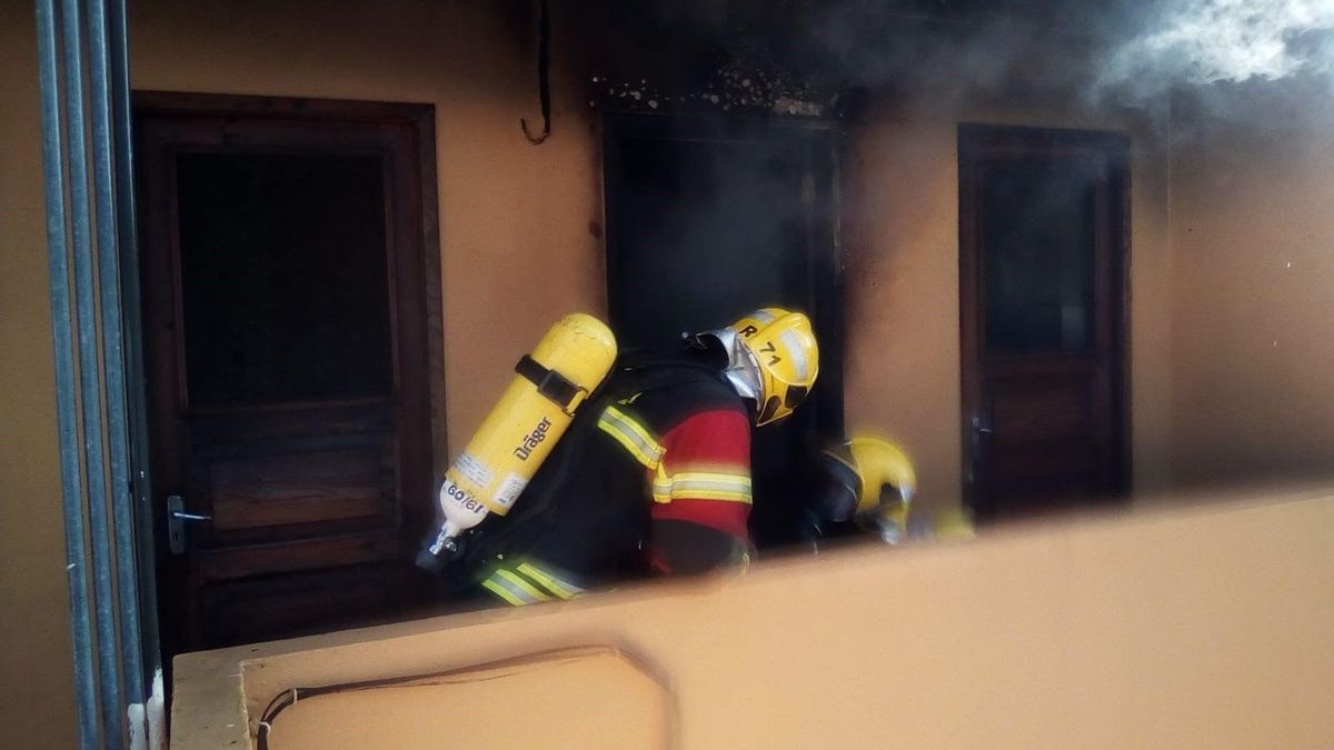 Un bombero durante las tareas de extinción del incendio registrado en la tarde de este jueves en un cuarto de lavadora de un edificio de Los Llanos de Aridane.