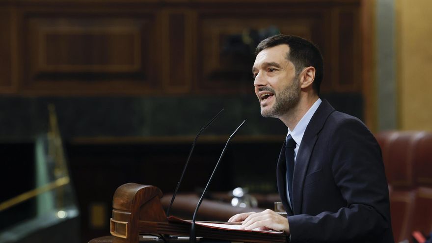 El ministro de Derechos Sociales y Consumo, Pablo Bustinduy durante el pleno en el que se debate y vota los decretos de vivienda del Gobierno celebrado este viernes en el Congreso de los Diputados en Madrid. EFE/JJ Guillén