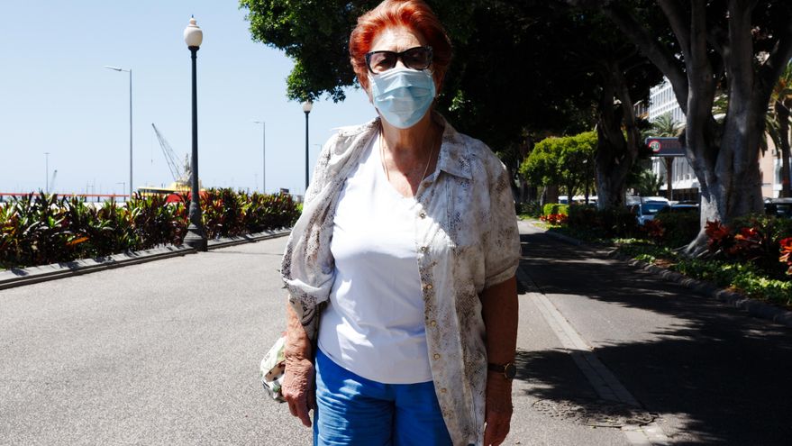 Esther Tallado camina por la Avenida de Anaga este sábado. (Andrea Domínguez)