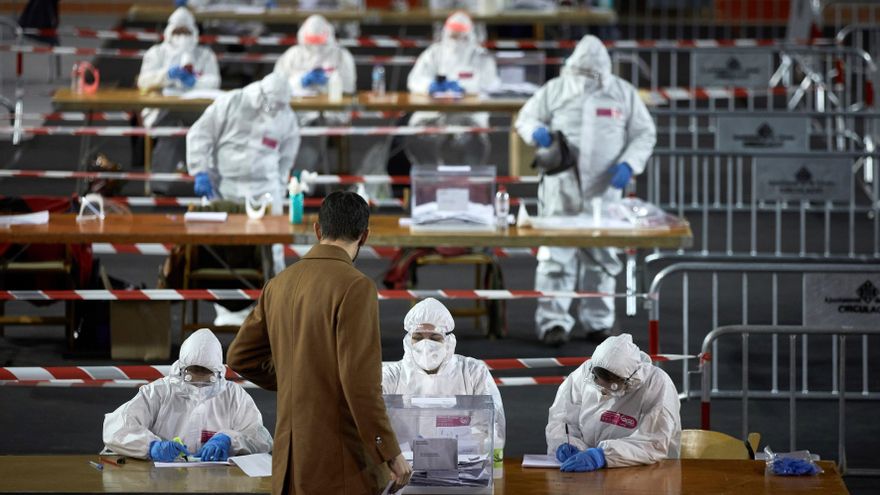 Un hombre ejerce su derecho al voto para las elecciones al Parlament de Cataluña en el polideportivo de Palau, de Girona. EFE/David Borrat