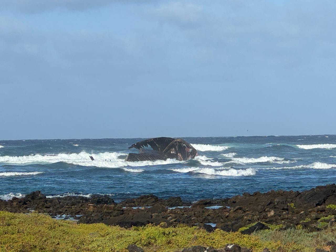 Esqueleto del pesquero encallado en las rocas este miércoles en Órzola, en el norte de Lanzarote.