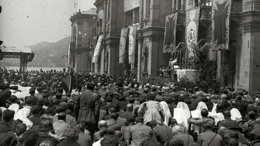 Acto político en el exterior del Gran Kursaal en 1939