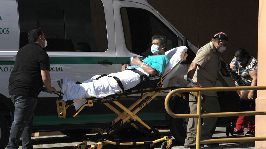 Paramédicos ingresan a un paciente con síntomas de covid-19 hoy al hospital General de Ciudad Juárez, estado de Chihuahua (México). EFE/Luis Torres