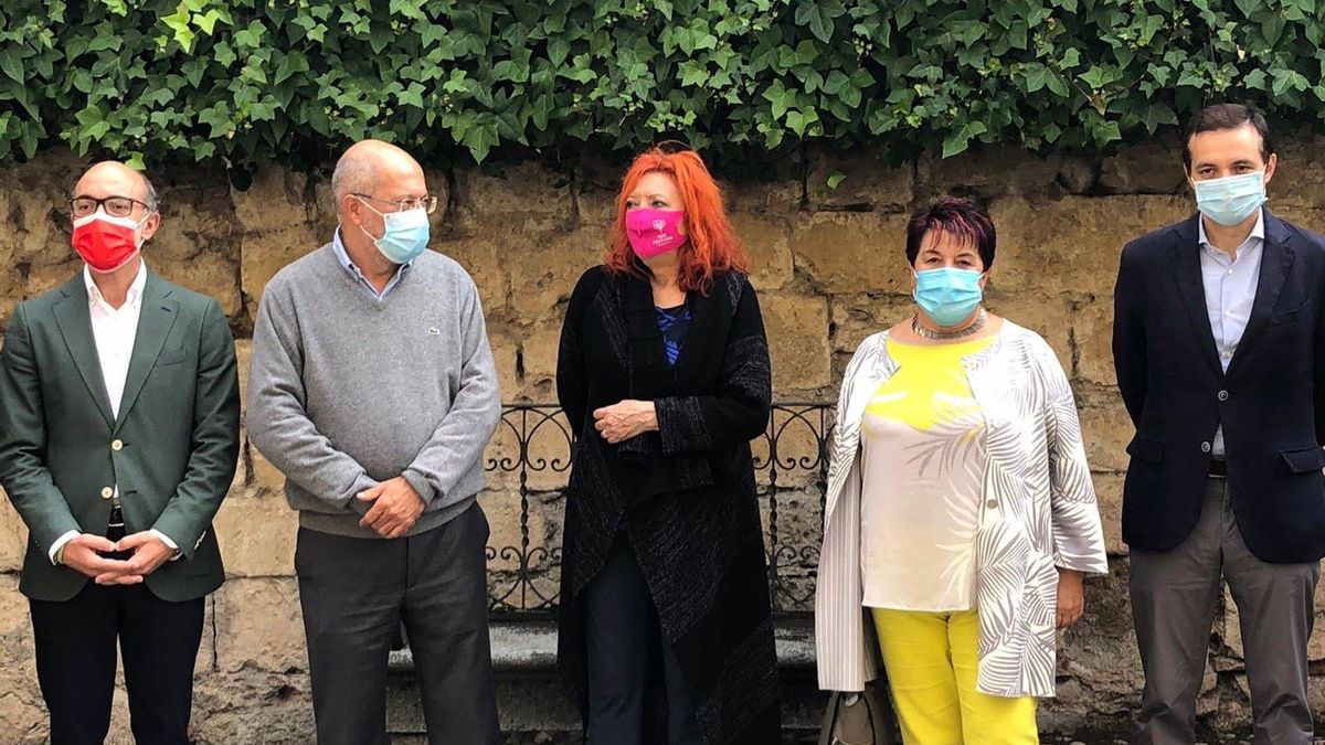 Igea junto a la alcaldesa de Segovia, el Consejero de Cultura y la directora de Hay Festival, Sheila Cremaschi.