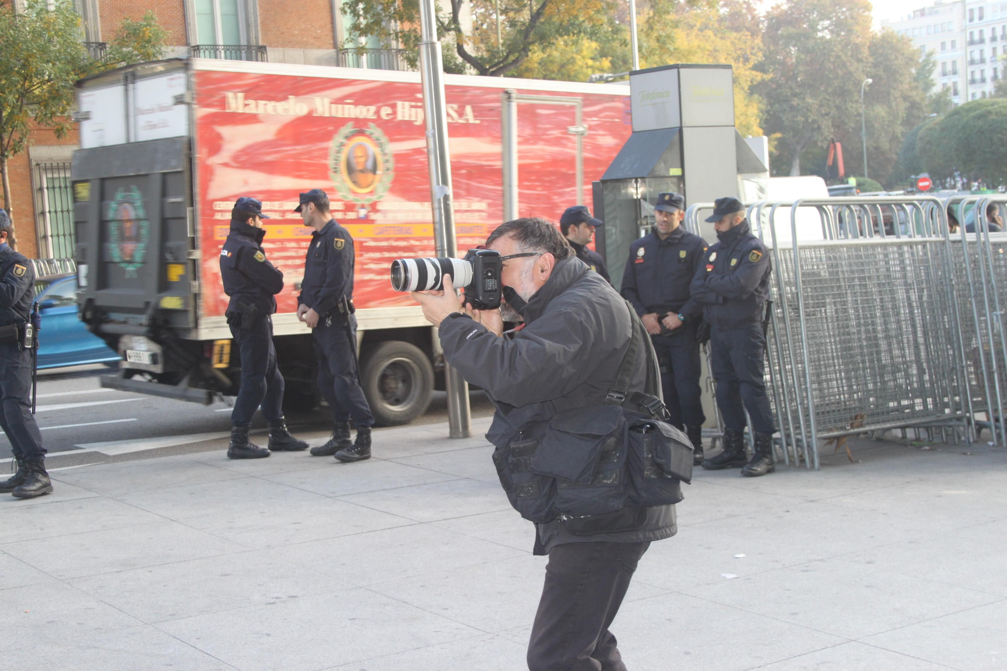 Grabar imágenes “no autorizadas” de los agentes de policía en el ejercicio de sus funciones: hasta 30.000 euros. Los vídeos y las fotografías de las manifestaciones en España han dejado claro el uso excesivo de la fuerza por parte de los agentes en los últimos años. Ahora, además, se amplían los poderes policiales y el número de sanciones, mientras la impunidad permanece intacta. Documentar abusos por parte de los agentes será cada vez más complicado bajo la amenaza de esas multas © AI