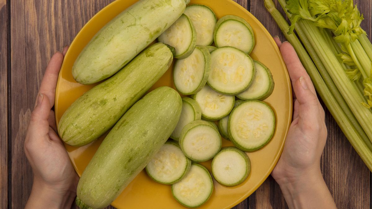 Con unos calabacines frescos se puede preparar un suculento encurtido para consumir en cualquier momento