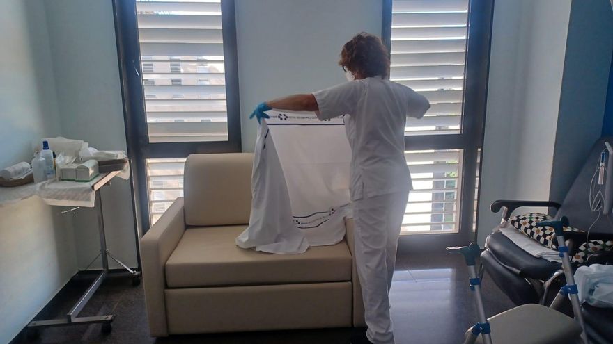 El Hospital Doctor Negrín incorpora 45 sillones en las habitaciones del área de Hospitalización
