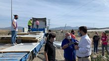El alcalde de Lorca supervisa la entrega de las casas prefabricadas para Tinduf
