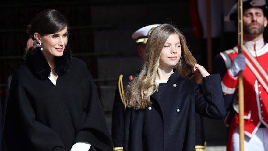 La Letizia (i) y la infanta Sofía (d) a la salida del Congreso de los Diputados.