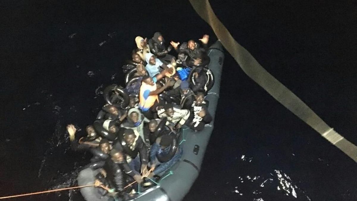 Rescatados al menos 285 inmigrantes en costas andaluzas procedentes de 13 pateras desde el viernes por la noche