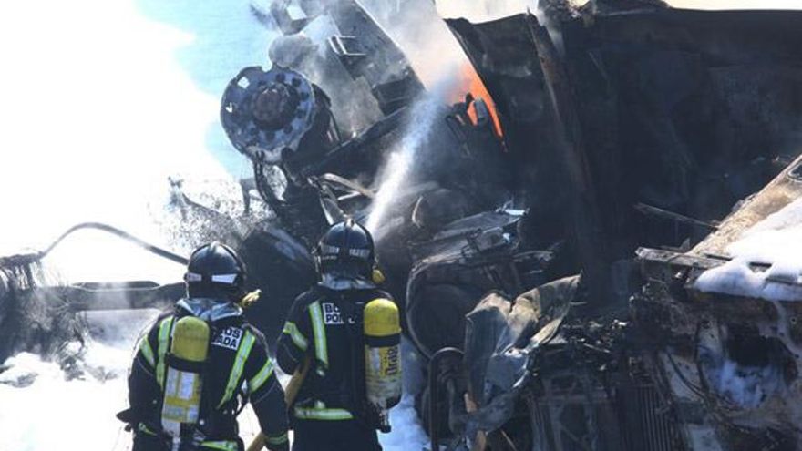 Los bomberos de Ponferrada apagando las llamas de la cabina del tráiler. Foto: César Sánchez / ICAL.