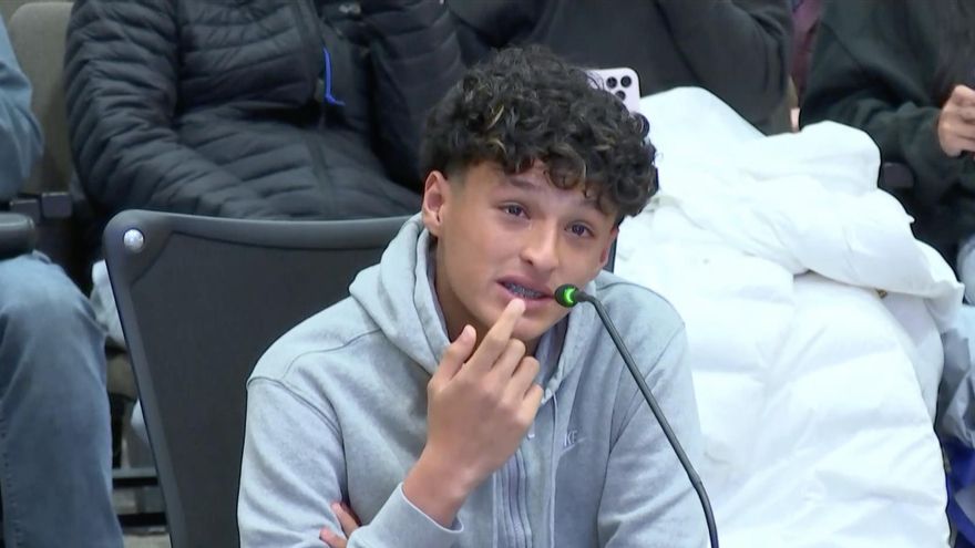 El terror de un joven de 16 años ante las redadas masivas contra migrantes en EEUU: "Me da miedo que mis padres salgan de casa y no verlos jamás"