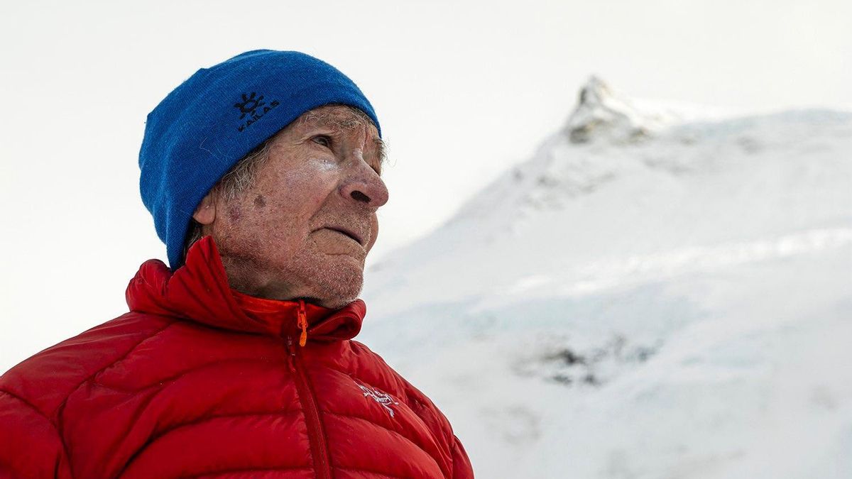 Carlos Soria hace historia al coronar la cima del Manaslu a los 86 años