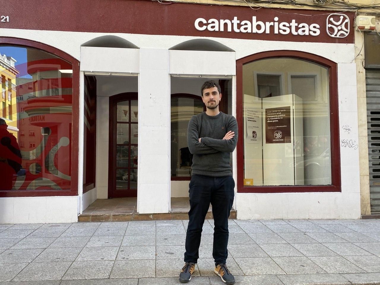 Paulu Lobete posa frente a la sede de Cantabristas en Santander.