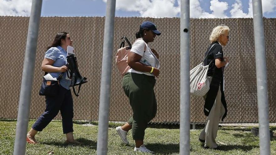 La nueva regulación llega semanas después de que el Gobierno enfrentara numerosas críticas a raíz de las denuncias de abogados sobre las condiciones de detención de pequeños inmigrantes.