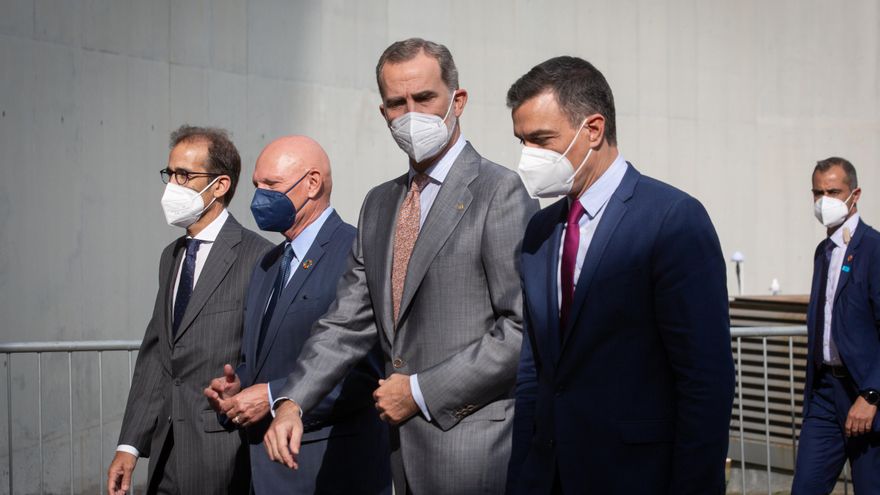 El Rey Felipe VI (2d), y el presidente del Gobierno, Pedro Sánchez (d), conversan a su llegada a la primera jornada de la XIV edición del Mobile World Congress (MWC 2021) en el  recinto Gran Via de Fira de Barcelona, en L'Hospitalet de Llobregat, Barcelon