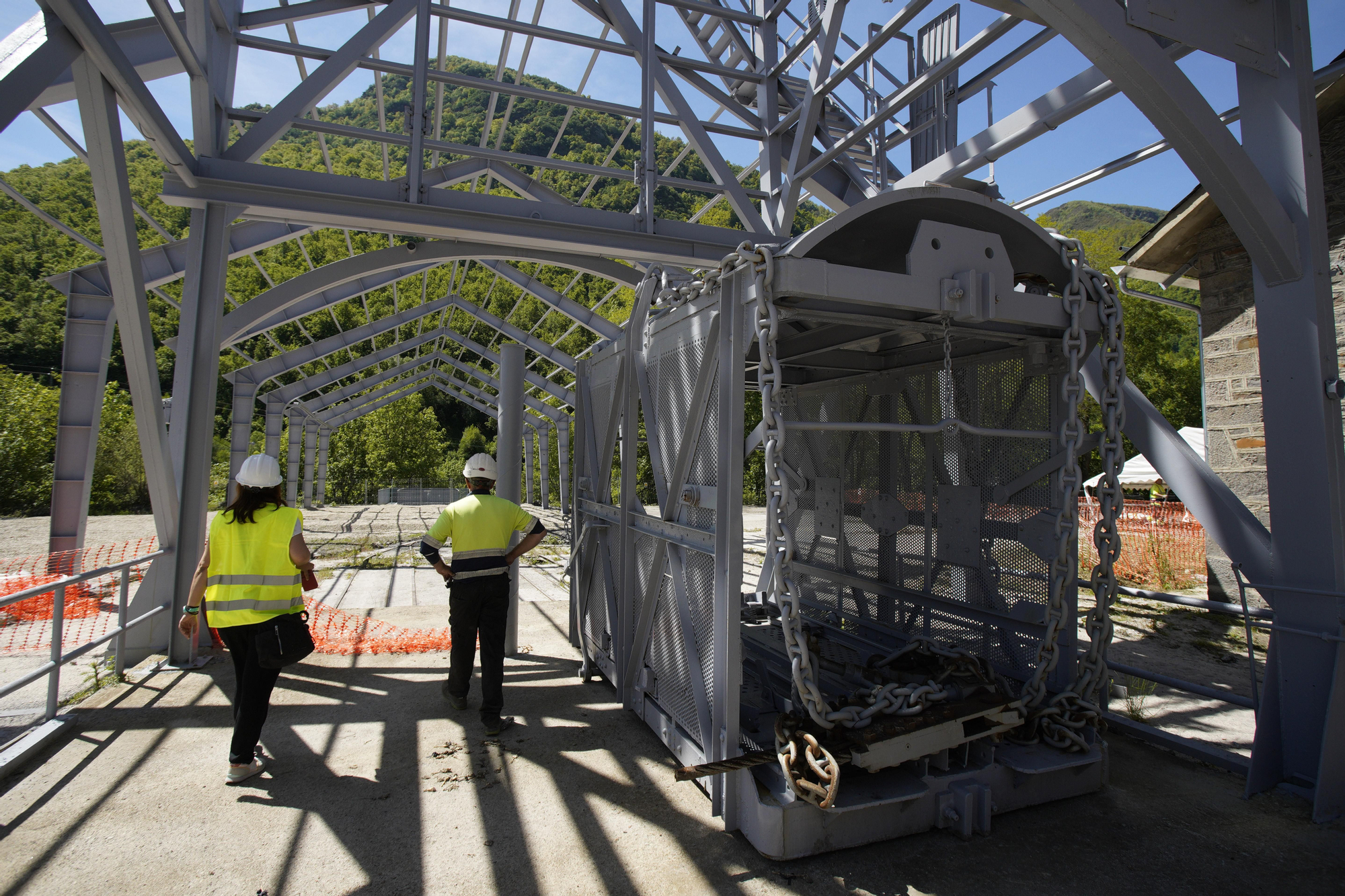 La 'jaula' de baja a las galerías de carbón en el Pozo María en Caboalles, en la comarca de Laciana.