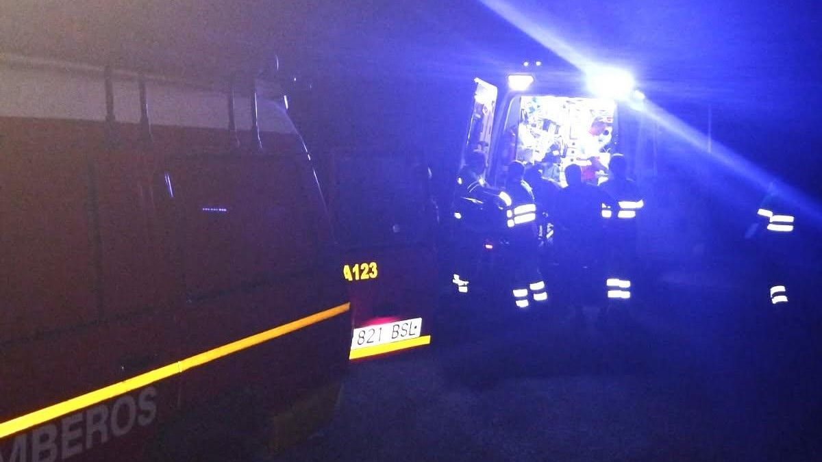 Los bomberos rescatan a una menor  tras sufrir una caída en bicicleta en un sendero  de Fuencaliente