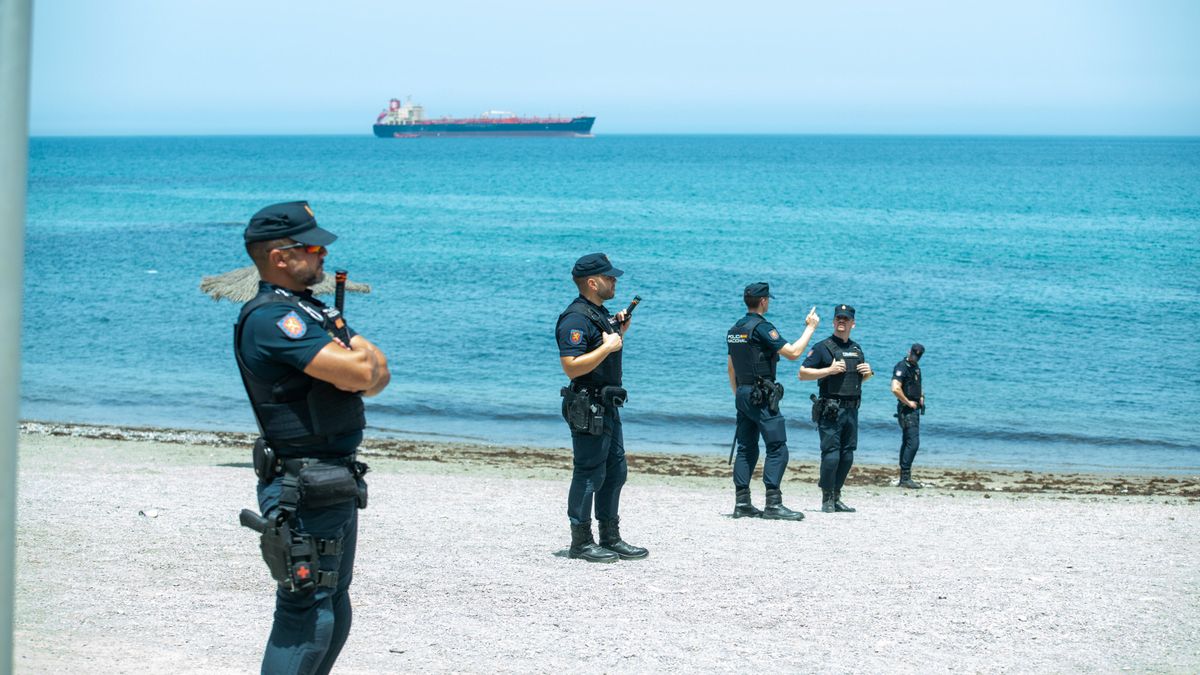 Agentes de la Policía Nacional española rodean a un numeroso grupo de migrantes cerca del Centro de Estancia Temporal para Inmigrantes, el 1 de agosto.