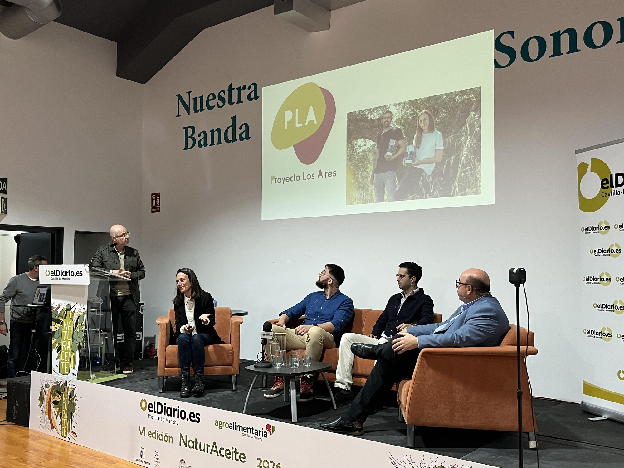 Laura García, del Proyecto Los Aires (PLA) presentando su proyecto junto a otros ponentes
