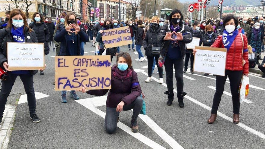 Maite, Sarai, Vanesa y Mamen durante la concentración frente al Ayuntamiento de Bilbao de este medio día
