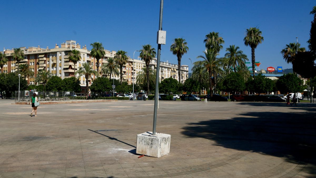 Plaza Matías Prats tras la retirada del tiovivo