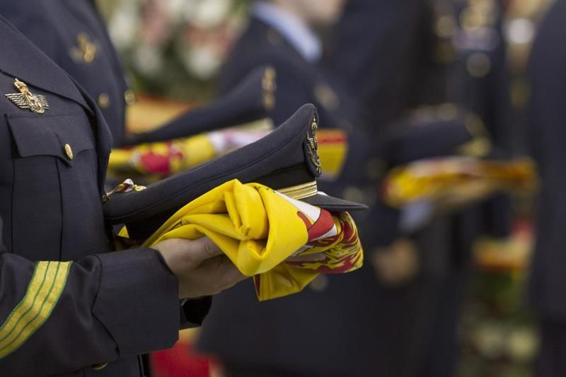 Compañeros de los cuatro militares fallecidos el pasado 19 de marzo, pertenecientes al escuadrón 802 del Escuadrón del Servicio Aéreo de Rescate (SAR) portan las gorras, condecoraciones y banderas que cubrían los féretros, para ser entregados a sus familiares, en el funeral celebrado en la Base Aérea de Gando, en Gran Canaria . EFE/Ángel Medina G.