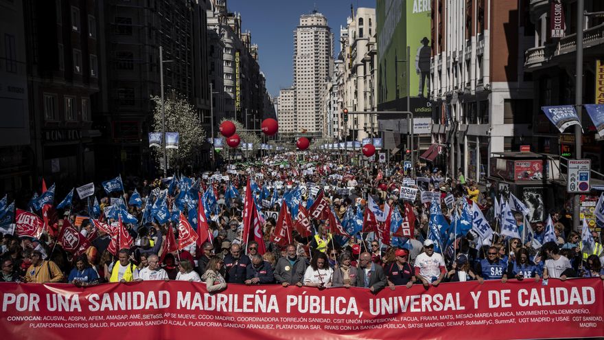Miles de personas en la manifestacion "por una sanidad madrilena publica, universal y de calidad" desde Plaza España hasta Atocha (Madrid).